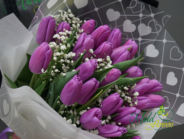 Букет с фиолетовыми тюльпанами и гипсофилой Фото